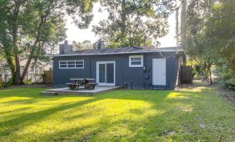 Charming Valdosta Home w/ Deck & Outdoor Dining!