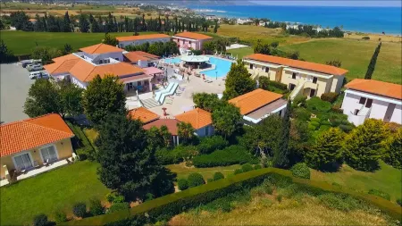 Akamanthea Holiday Village Отели рядом с достопримечательностью «Latchi Yachting»