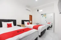 RedDoorz Syariah @ Sakura Hotel Jatiwaringin Hotell i Jaticempaka