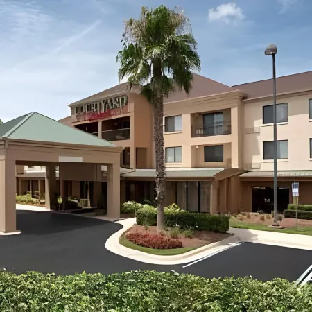 Courtyard Daytona Beach Speedway/Airport Отели рядом с достопримечательностью «Торговый центр Destination Daytona»