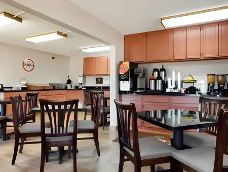 Howard Johnson by Wyndham Waterloo/Cedar Falls