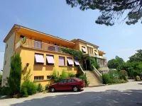 Logis Hôtel le Clement V Hotels in Tavel