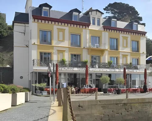 Hôtel de La Vallée Hotels in Dinard