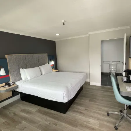 The Midtowner Hotel, SureStay Collection by Best Western Отели рядом с достопримечательностью «Капитол Парк»