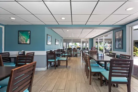 La Quinta Inn by Wyndham Cocoa Beach-Port Canaveral Отели рядом с достопримечательностью «Публичная библиотека Коко-Бич»