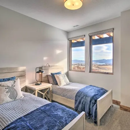 Modern Townhome w/ Mtn Views < 7 Mi to Ski Resorts