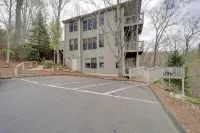 Hike & Ski: Mtn-View Gem w/ Balcony in Burnsville! - 駐車場