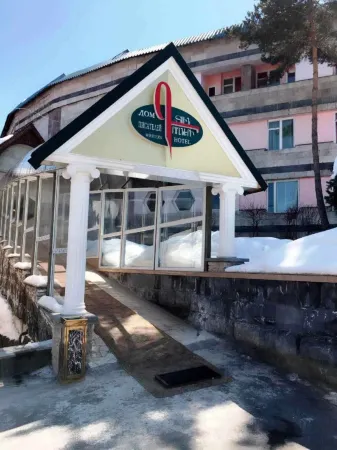 Writers Hotel Отели рядом с достопримечательностью «Горнолыжный курорт Цахкадзор»