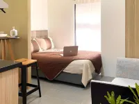 The CityFlats Amorsolo โรงแรมใน