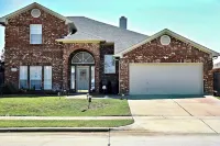 Spacious 4-bedroom house with AC, Wi-Fi superb in the Heart of Arlington, TX! Hotels near Goodwill Store - Collins