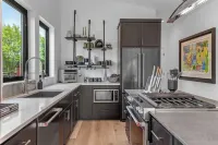 Cozy apartment in fabulous Coeur d'Alene with WiFi, AC & Spa!