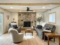 The BL Cottage - Lake Getaway with Panoramic Views, near Cascade Mountain Hotels in Packwaukee