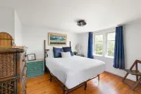Harbor Headquarters - 1950's Cape Cod Style Home 4BR/2BA