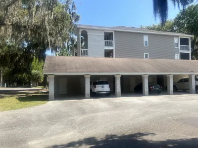 Private and quiet condo on North end of SSI. 30 day minimum. Отели рядом с достопримечательностью «Государственный заповедник Форт Фредерика»