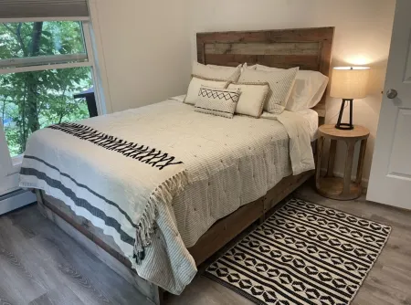 The Raven Lodge in Abbott Loop Отели рядом с достопримечательностью «Зоопарк Аляска»