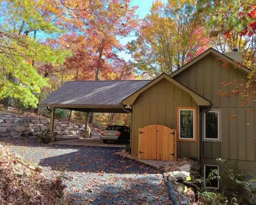 Newly remodeled 3-bedroom house with private hot tub, in welcoming Lake Toxaway. Hotels in Hogback
