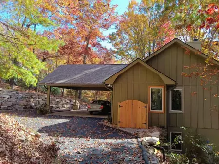 Newly remodeled 3-bedroom house with private hot tub, in welcoming Lake Toxaway. Отели в г. Хогбек