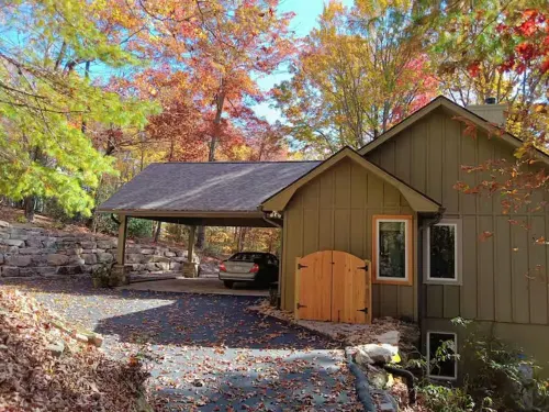 Newly remodeled 3-bedroom house with private hot tub, in welcoming Lake Toxaway.