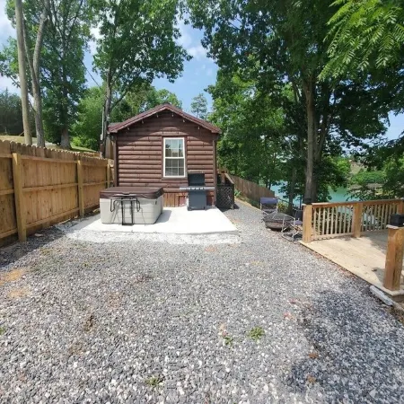 Beautiful Tiny Home log cabin on the lake - Perfect for a couples getaway!