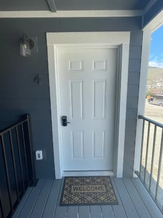 Yellowstone Retreat Rentals U4: two blocks from Yellowstone! Отели в г. Гардинер