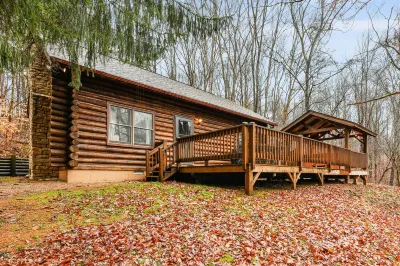 Secluded Cabin in Hocking Hills with Hot Tub!