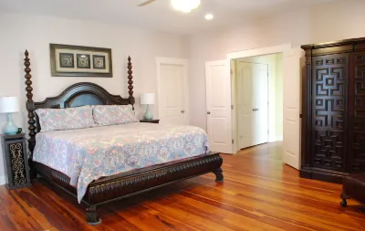 4 BR Southern Style Home w/HUGE Private Pool - Arcade Game Room - Sunset Villa