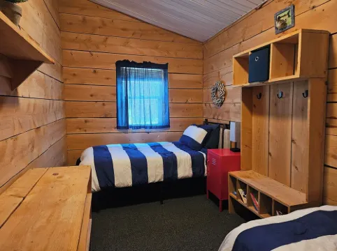 Creekside Cottage w/Lake access, Dock, Hot tub, Canoe/Kayaks