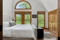The Treehouse Cabin Mins to Center Hill Marina Caney Fork River Edgar Evins Park