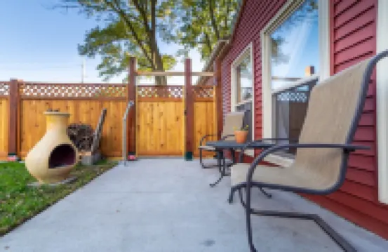 The Hygge House // A Cozy Guest House 15 min from Downtown Hotels in 