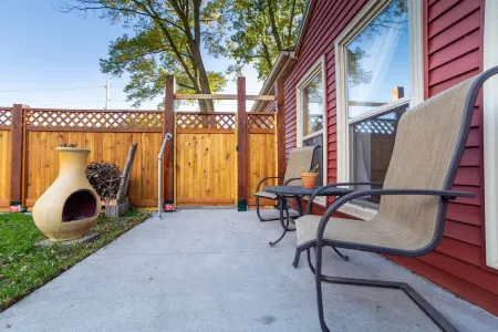 The Hygge House // A Cozy Guest House 15 min from Downtown Отели в г. Марион