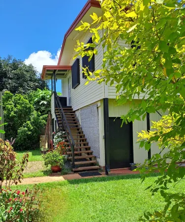 High Set 1 bedroom apartment with views central Atherton