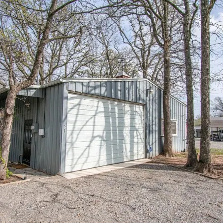 Fishermen’s Barndominium by the Lake-Pet Friendly