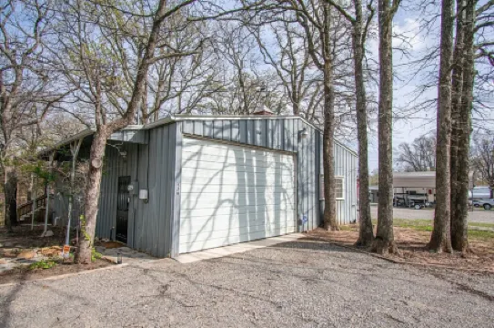 Fishermen’s Barndominium by the Lake-Pet Friendly