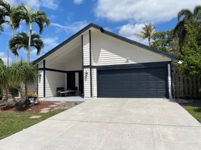 Charming 3-bedroom house with AC and WiFi in fabulous Jupiter, close to beaches Downtown Abacoa附近的飯店