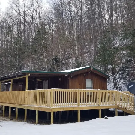 Secluded Nature Retreat w/ Huge Deck, Hot Tub & Fast Wi‑Fi