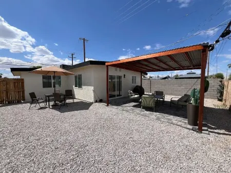 MDRN 4BEDRM House in Las Vegas, 10mins from airport Отели рядом с достопримечательностью «Парк Кларк Уэтлендс»