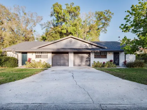 Newly renovated 2 Bed, 2bath home with private fenced in backyard. Hotel a Orange County