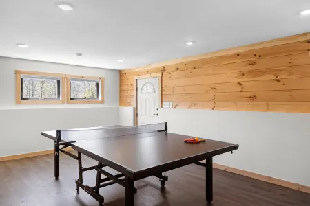 Modern Mountain Escape + Studio minutes to town & mountains