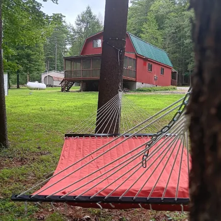 Bear Bottom Cabin. Your own getaway adventure!Sleeps 16 - 4 bedrooms