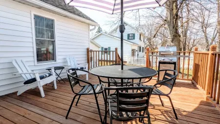 The Sycamore Cottage - 2 BR & 1.5 Bath - Hot Tub - Steps to Downtown Отели в г. Три Окс