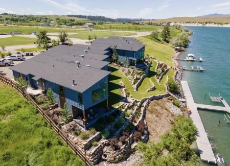 Breath Taking Waterfront View- family sized condo! End Unit