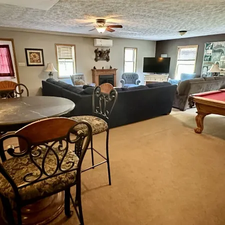 Alvie House: 5 min from Wisp&DCL, Outdoor Fire Pit, Fireplaces, Country Kitchen