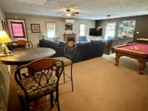 Alvie House: 5 min from Wisp&DCL, Outdoor Fire Pit, Fireplaces, Country Kitchen