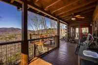 3 Dogs! Fenced Yard-Hot Tub-Mountain View-Hikes Out the Door-Game Room-King Beds