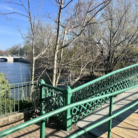 Garden Studio, access to I-93 to Airport, Tufts U, Hiking & Chevalier Theater.
