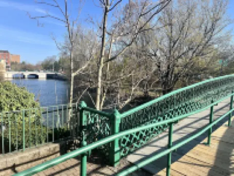 Garden Studio, access to I-93 to Airport, Tufts U, Hiking & Chevalier Theater.