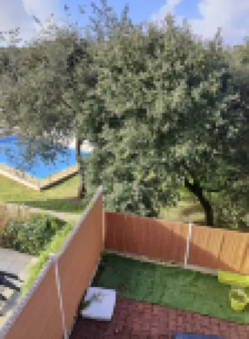 Comfortable villa in residence with swimming pool and tennis court, 600 m from the beach.