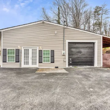 Beautiful Renovated Lake Cottage in SW County and only minutes from Downtown! Отели в г. Сейлем