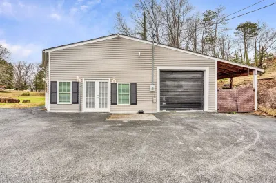 Beautiful Renovated Lake Cottage in SW County and only minutes from Downtown!