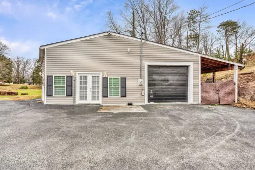 Beautiful Renovated Lake Cottage in SW County and only minutes from Downtown!